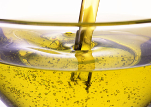 Вазелиновое масло улучшает состояние локонов