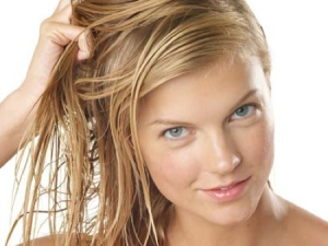 Наиболее эффективно использовать персиковое масло для восстановления волос